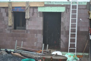 Eingang, links das Fenster des Gäste Bad's DSC_4396